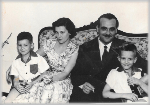 Foto de Alvaro con sus padres y su hermano